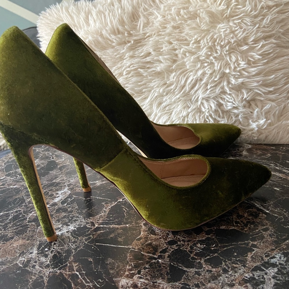 Lilian high heel olive green size 11